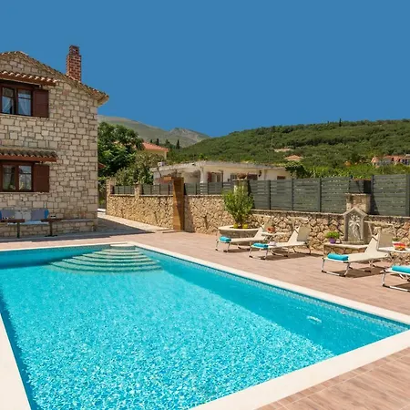 Tourikis Village וילה